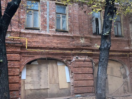 Очищенный фасад старого кирпичного дома 