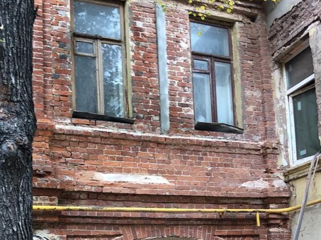 Пескоструйная очистка фасада старого дома 